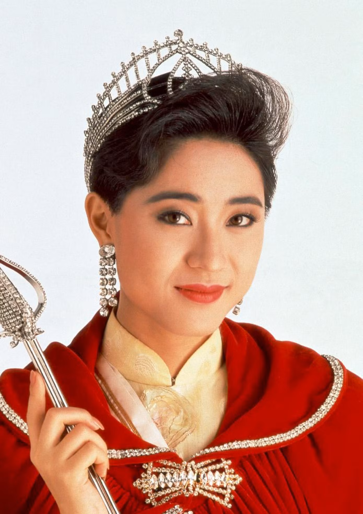 Trần Pháp Dung sinh năm 1966 ở Hong Kong, Trung Quốc. Cô đăng quang Hoa hậu Hong Kong 1989, đồng thời giữ danh hiệu Á hậu Trung Quốc vào cùng năm. Đây là bước đệm để cô tiến thân vào ngành giải trí xứ Cảng thơm.