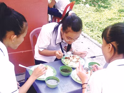 Nhà trường bán đồ ăn đảm bảo vệ sinh cho các em. Ảnh: Gia Huy