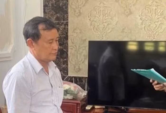 Cơ quan CSĐT tống đạt Quyết định khởi tố bị can đối với Huỳnh Thế Giới. Ảnh: CACC