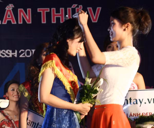 Trao vương miện Hoa khôi cho Thanh Ly