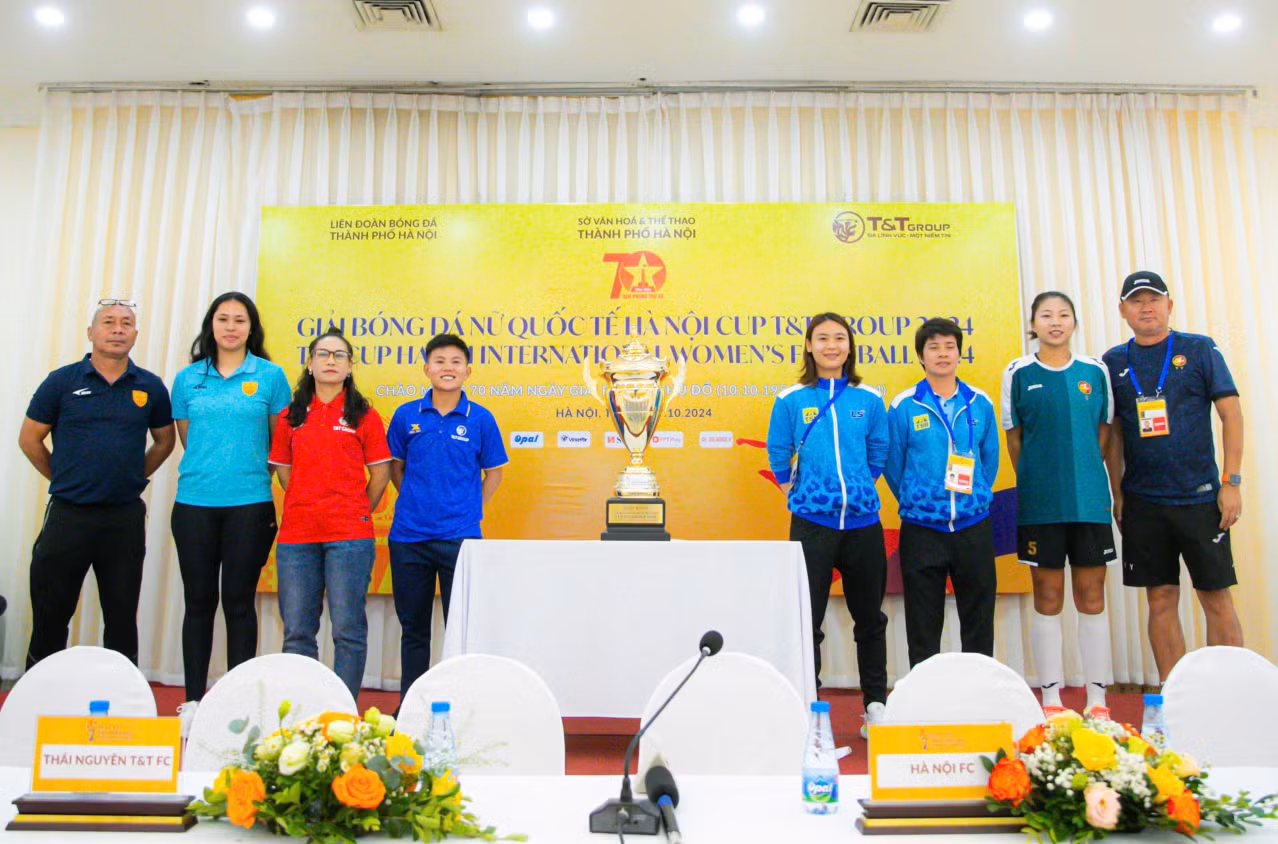 Đại diện các đội bóng tham dự giải giao hữu quốc tế bóng đá nữ 2024 tại Hà Nội chiều 2/10 (ảnh Minh Dân)