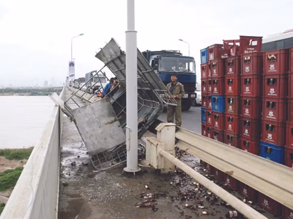 Theo Sở GTVT Hà Nội tai nạn xảy ra nhiều trên cầu Thăng Long là do mặt cầu hỏng