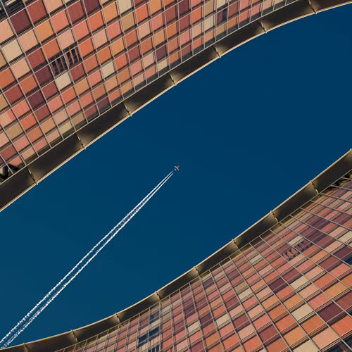 Tự do - HCV FIAP - Jet between buildings – tác giả Leif Alveen (Denmark)