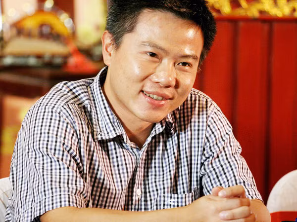Giáo sư Ngô Bảo Châu trong cuộc giao lưu với thủ khoa các trường đại học Hà Nội tại Văn Miếu, 8-2011