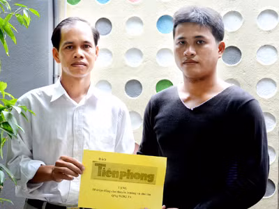 Báo Tiền Phong trao tặng 10 triệu đồng cho thuyền trưởng Bùi Văn Phải. Ảnh: Th.T 