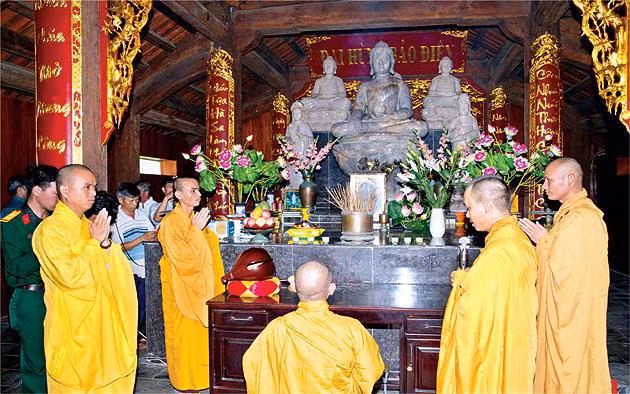 Các sư Thầy hành lễ tại chùa Song Tử Tây. Ảnh Trần Minh Ngọc. Các sư Thầy hành lễ tại chùa Song Tử Tây. Ảnh Trần Minh Ngọc