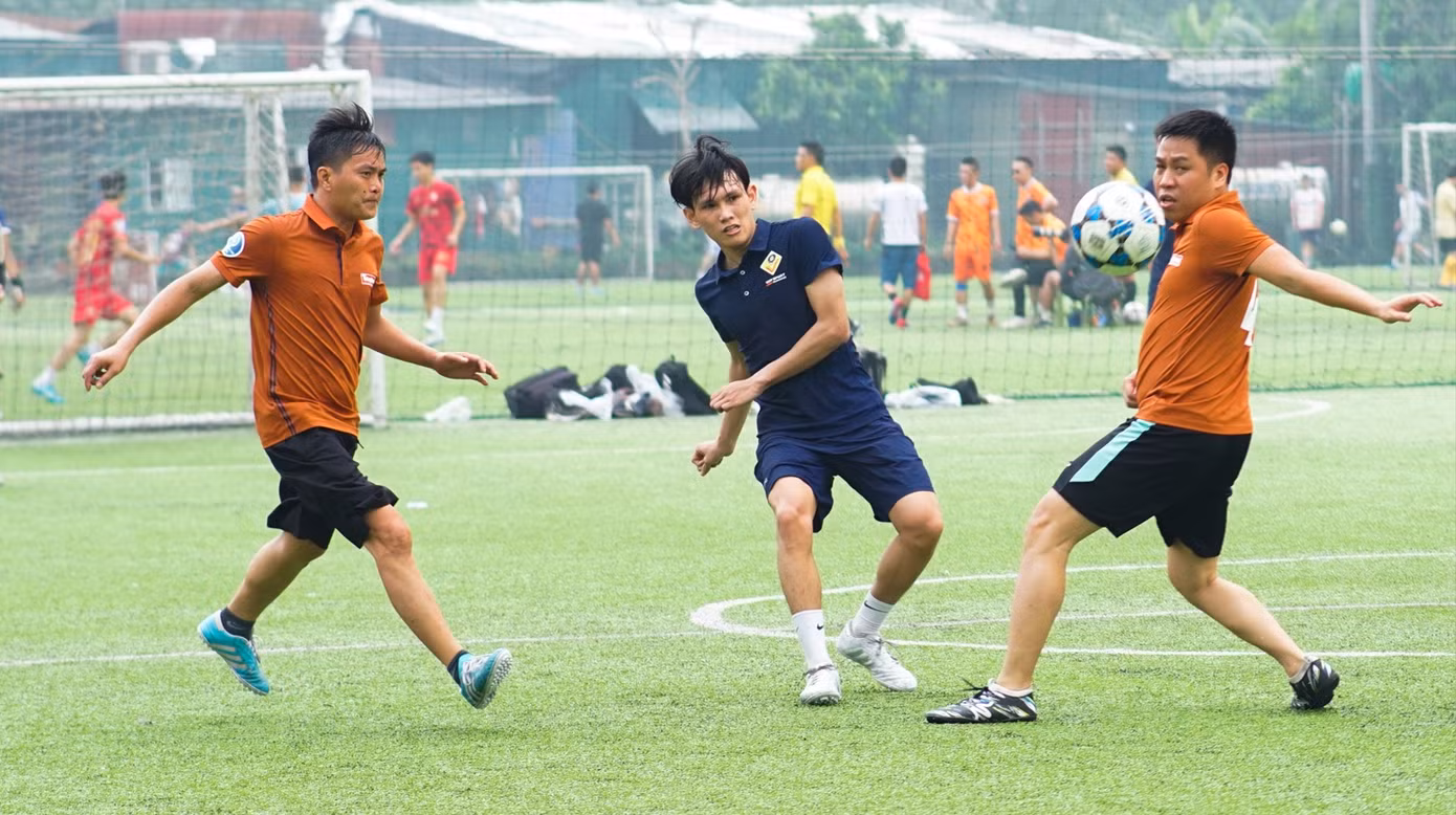 Sáng chủ nhật (21/4) đã diễn ra lượt trận thứ hai vòng bảng với nhiều tình tiết bất ngờ, gay cấn. Đội bóng báo Tiền Phong đọ sức với đội bóng Khoa Viết văn Báo chí – Đại học Văn hóa Hà Nội.