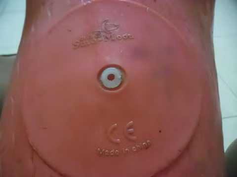 Phía dưới bụng thú nhún ghi rõ "made in china". Phía dưới bụng thú nhún ghi rõ