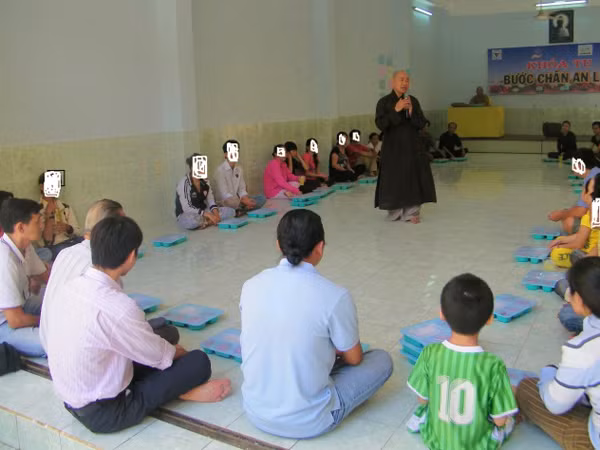 Một khóa tu cho người nghiện và nhiễm HIV tại chùa. Ảnh: T.L. Một khóa tu cho người nghiện và nhiễm HIV tại chùa. Ảnh: T.L