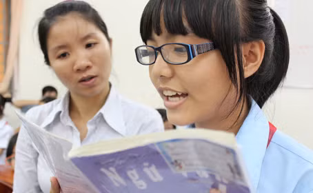 Sách ngữ văn lớp 6 có nhiều nội dung khiến giáo viên băn khoăn. Trong ảnh: một tiết học ngữ văn của học sinh lớp 6/3 Trường THCS Lý Phong, Q.5, TP.HCM