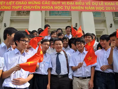 GS Ngô Bảo Châu cùng học sinh trường THPT Chuyên ĐH Khoa học Tự nhiên - ĐH QG Hà Nội tại lễ khai giảng. Ảnh: Hồng Vĩnh