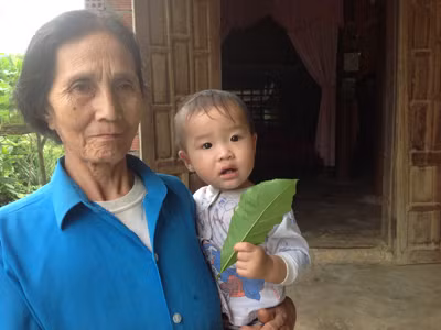 Bà Nguyễn Thị Hòa ôm cháu ngoại con anh Hiền trong niềm vui được giải tỏa