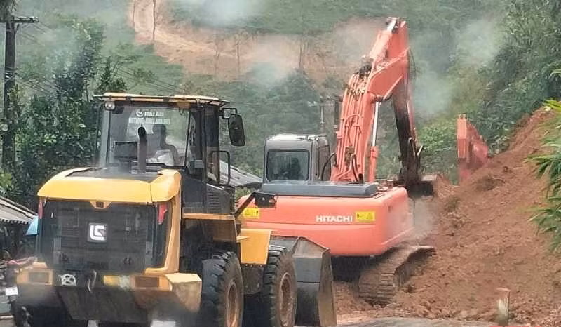 Các đơn vị quản lý đường bộ đang tập trung máy móc xử lý các điểm sạt để lưu thông xe trên tuyến quốc lộ 15C