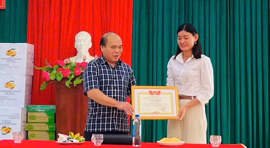 Ông Nguyễn Văn Dĩnh, Phó Giám đốc Sở Giáo dục và Đào tạo Thanh Hóa, trao giấy khen cho cô giáo Bùi Thị Châm.