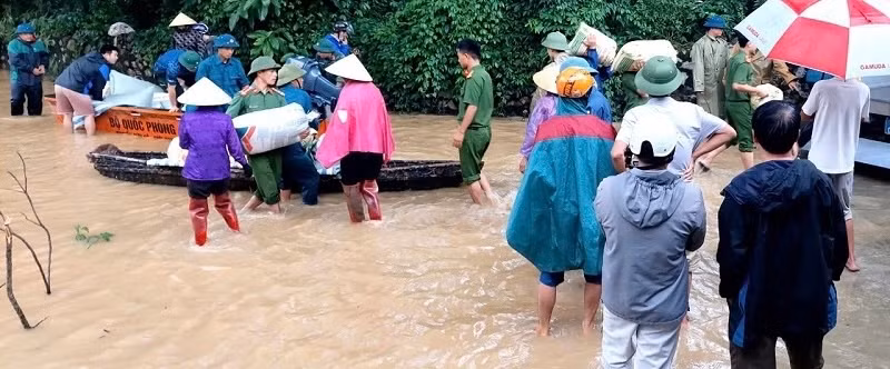 Lực lượng chức năng hỗ trợ người dân xã Yên Thọ, huyện Yên Định di dời đến nơi an toàn