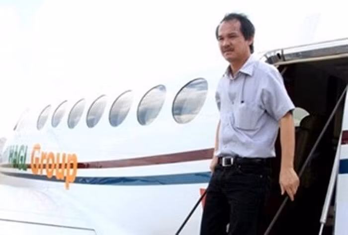 Trong tuần này, bầu Đức lại gây xôn xao với những khoản đầu tư rất lớn tại Lào như sắm máy bay, xây sân bay,…