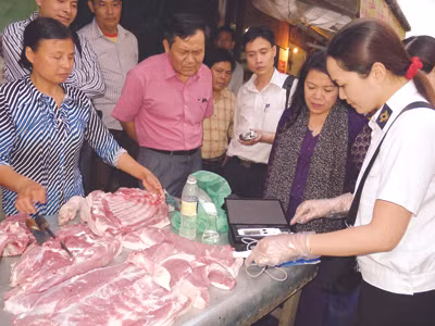 Phải tăng cường bao nhiêu cán bộ thú y mới kiểm soát được thịt sạch trên thị trường? Ảnh:Xuân Phú