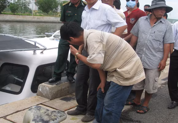 Người đàn ông này đã không đứng vững nổi khi nhận mặt thi thể của người thân. Người đàn ông này đã không đứng vững nổi khi nhận mặt thi thể của người thân