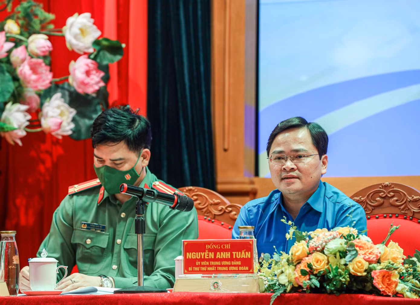 Anh Nguyễn Anh Tuấn, Ủy viên T.Ư Đảng, Bí thư thứ nhất Trung ương Đoàn TNCS Hồ Chí Minh (phải) tại buổi gặp mặt, đối thoại
