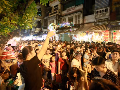  Rằm trung thu, thu hút toàn các bạn trẻ đổ về phố cổ chơi rằm
