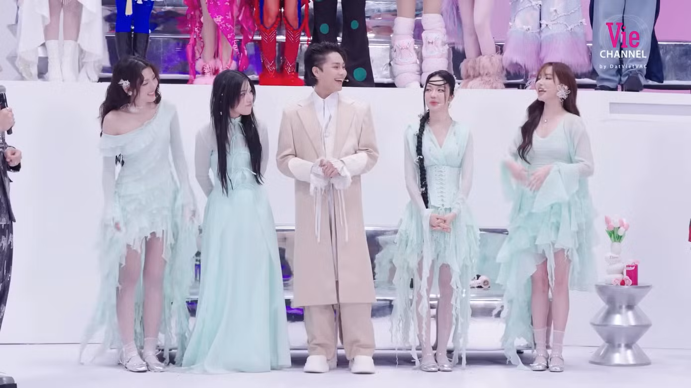 Theo đó, đội trưởng Bích Phương sẽ cùng Hoàng Duyên, Lyhan, Muộii và Tăng Duy Tân trình diễn ca khúc Em Chỉ Là với phong cách nhẹ nhàng.