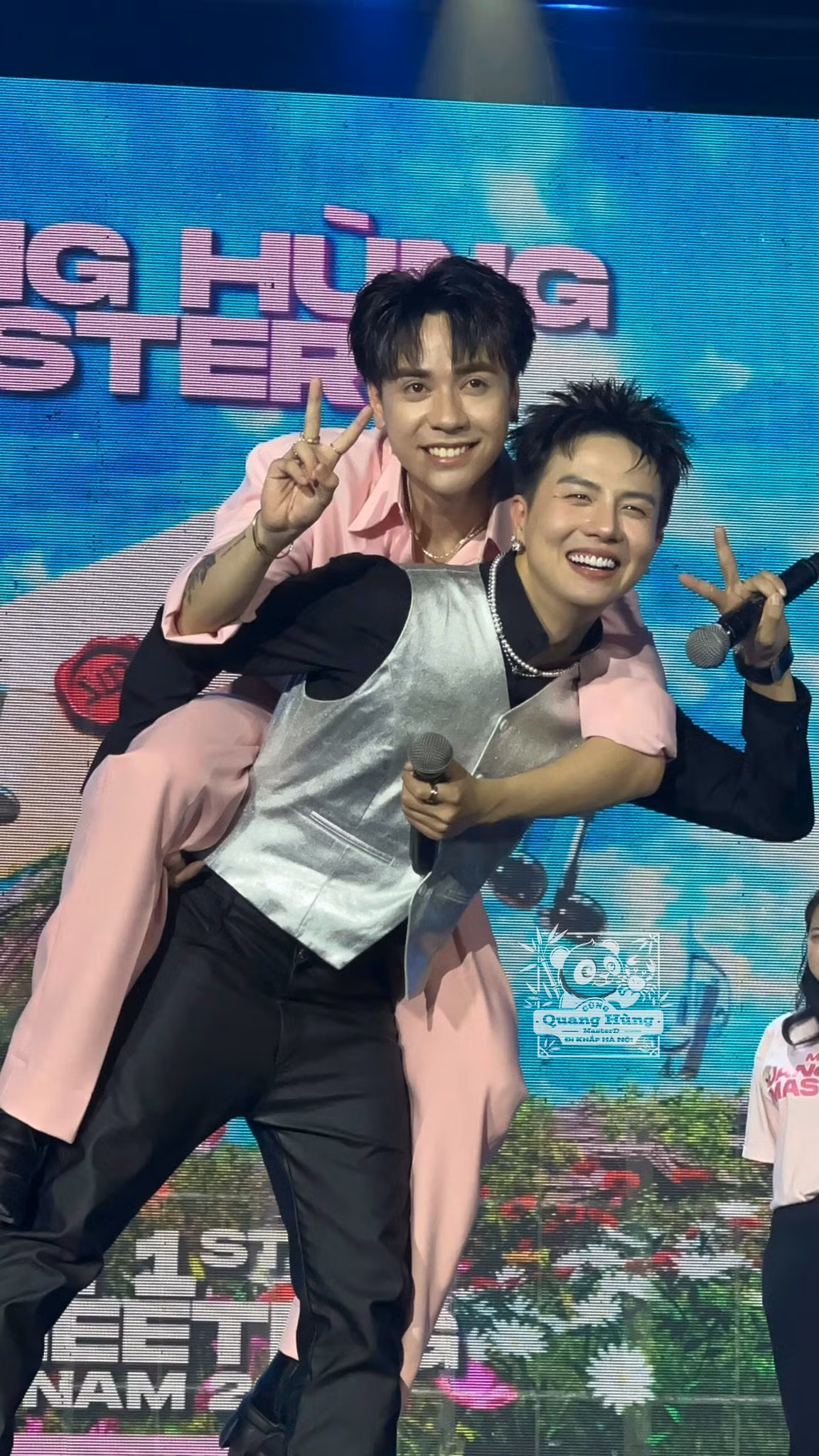 Duy Khánh và Quang Hùng MasterD phối hợp ăn ý tại fan meeting. Ảnh: Muzik Hà Nội Duy Khánh và Quang Hùng MasterD phối hợp ăn ý tại fan meeting. Ảnh: Muzik Hà Nội
