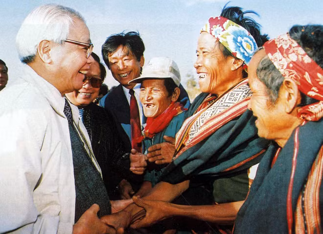 Cố Thủ tướng Võ Văn Kiệt với bà con dân tộc huyện Chư Pảh (Gia Lai) năm 1996 - Ảnh: TTXVN. Thủ tướng Võ Văn Kiệt với bà con dân tộc huyện Chư Pảh (Gia Lai) năm 1996 - Ảnh: TTXVN