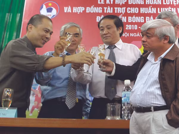 Pha cụng ly của bầu Kiên (ngoài cùng, phải) với chủ tịch AVG Phạm Nhật Vũ hơn một năm trước đây! Ảnh: VSI