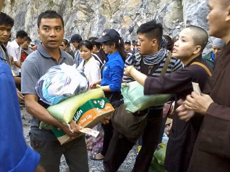 Người dân huyện Tuyên Hóa (Quảng Bình) nhận quà của CLB Nét bút xanh. ảnh: Trương Vũ. Người dân huyện Tuyên Hóa (Quảng Bình) nhận quà của CLB Nét bút xanh. ảnh: Trương Vũ