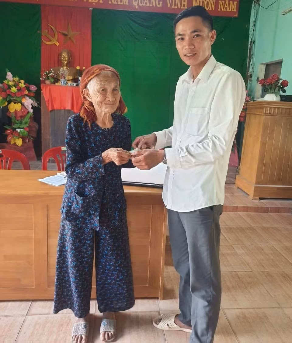 Dù tuổi cao, sức yếu, gia đình hoàn cảnh khó khăn nhưng cụ Miêu vẫn trực tiếp đến nhà văn hoá ủng hộ tiền cứu trợ đồng bào miền Bắc.