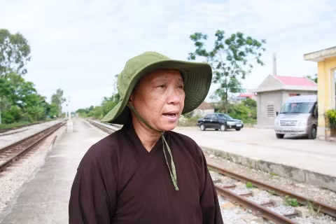 Nhà sư Thích Đàm Đoán – một cựu TNXP tại Ga Gôi cũng về đây để tưởng nhớ đồng đội. Ảnh: Trường Phong. 