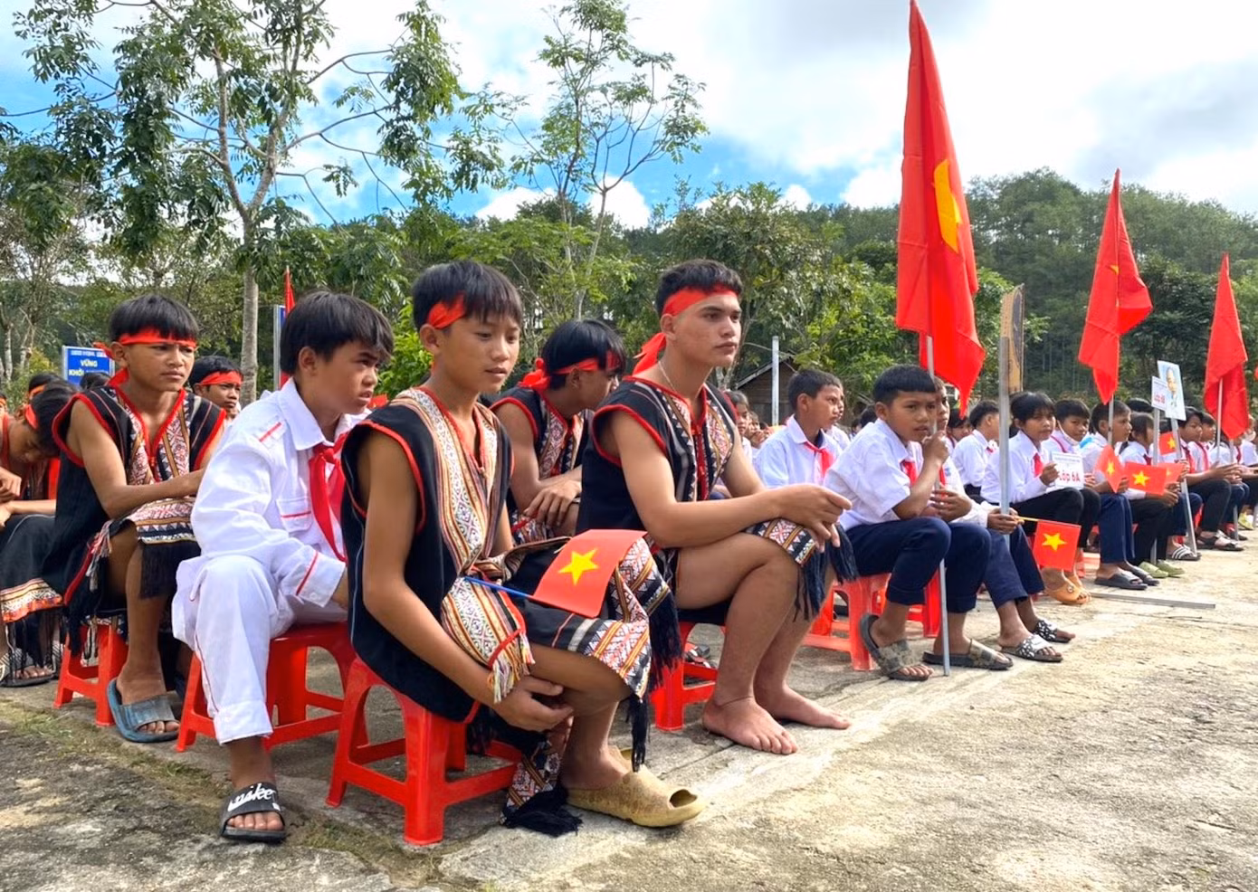 Tại ngày khai trường, các em học sinh ở Kon Plông được dạy cách ứng phó với động đất