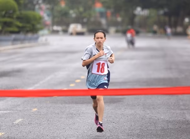 VĐV Lã Đàm Huyền Trang của đoàn Đak Nông đã cán đích đầu tiên ở nội dung 3 km nữ VĐV Lã Đàm Huyền Trang của đoàn Đak Nông đã cán đích đầu tiên ở nội dung 3 km nữ