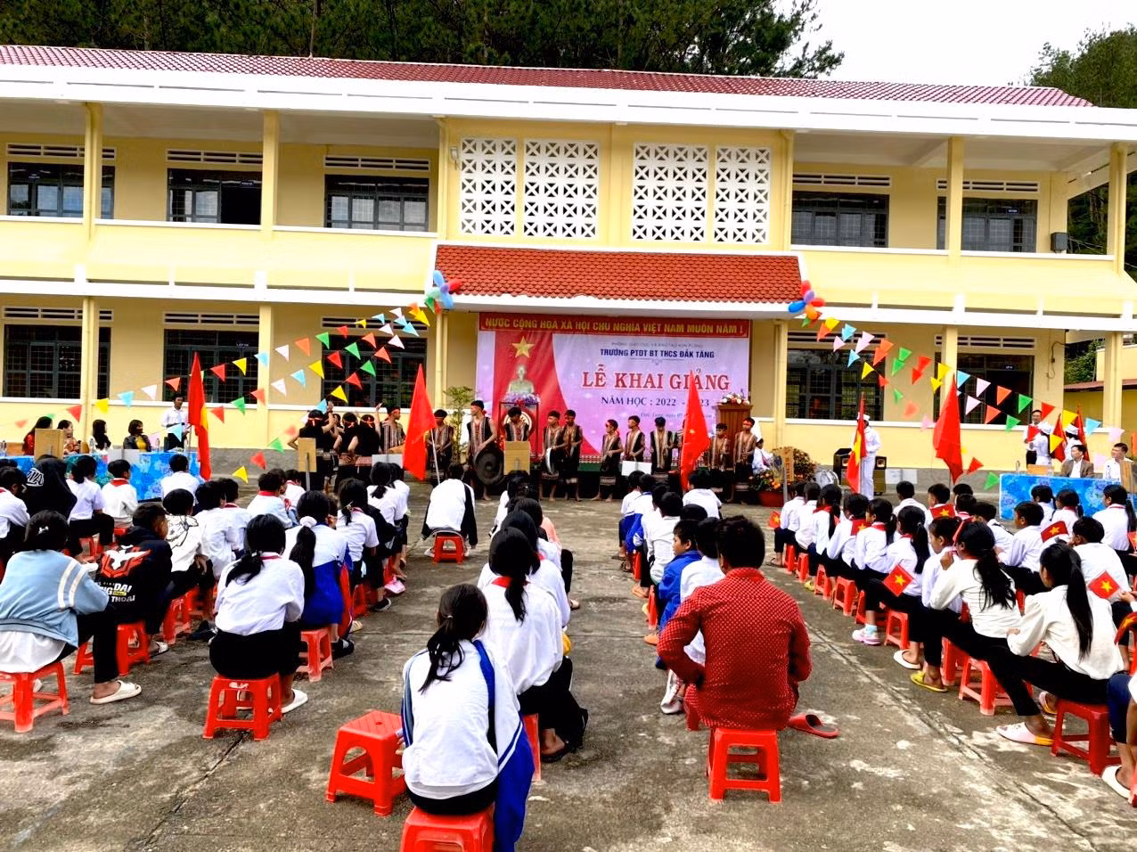 Lễ khai giảng giản dị của Trường Phổ thông Dân tộc Bán trú - Trung học Cơ sở xã Đăk Tăng.