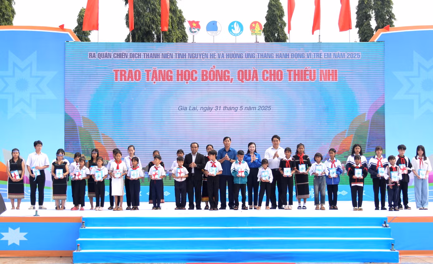 Tại chương trình, nhiều phần quà ý nghĩa được trao cho người dân, học sinh trên địa bàn tỉnh miền núi Gia Lai.