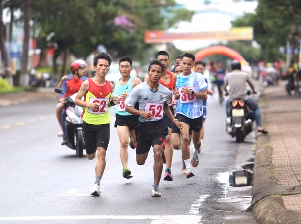 Các VĐV thi đấu môn việt dã ở phố núi Pleiku trong thời tiết mát mẻ Các VĐV thi đấu môn việt dã ở phố núi Pleiku trong thời tiết mát mẻ