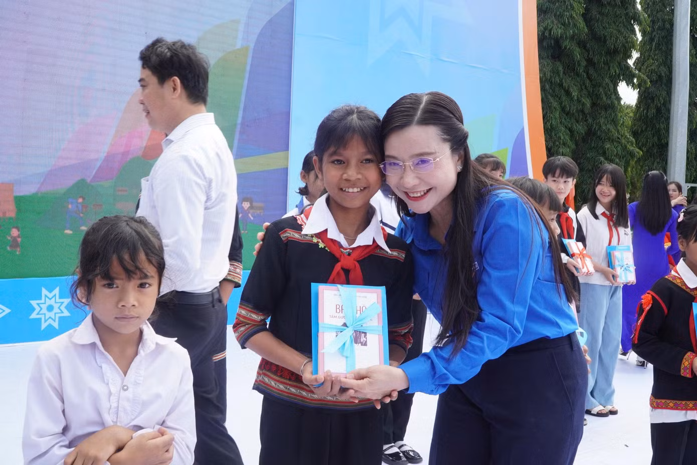 Chị Nguyễn Phạm Duy Trang tặng phần quà ý nghĩa cho học sinh người dân tộc Jrai.
