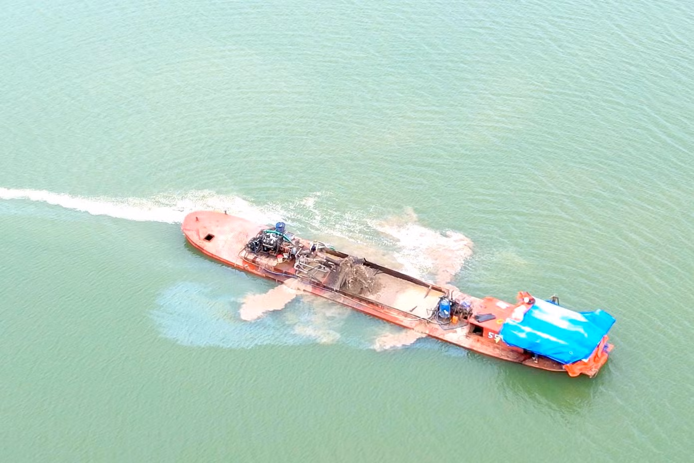 Khai thác cát trái phép trên khu vực lòng hồ thuỷ điện Ia Ly