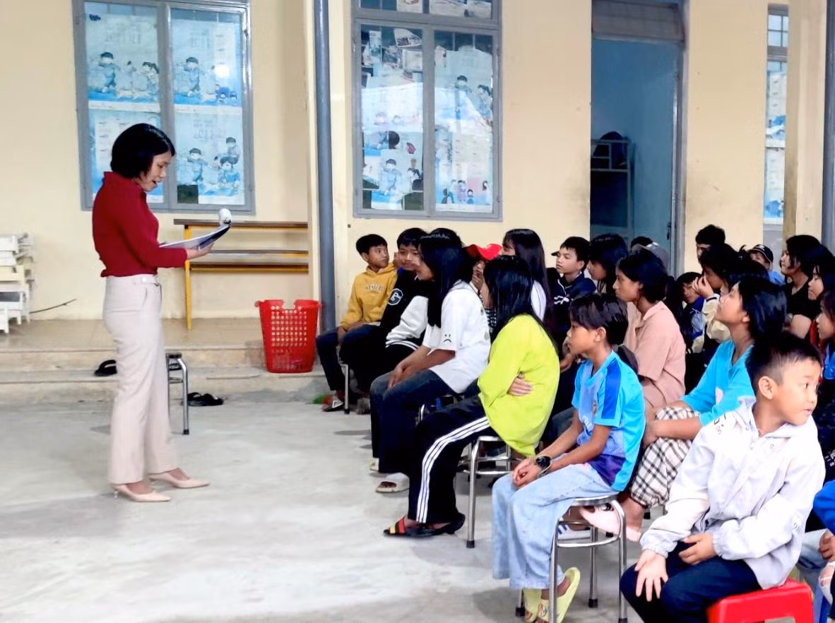 Giáo viên Trường Phổ thông Dân tộc Bán trú - Trung học Cơ sở xã Đăk Tăng hướng dẫn cho các em cách xử lý khi có động đất xảy ra