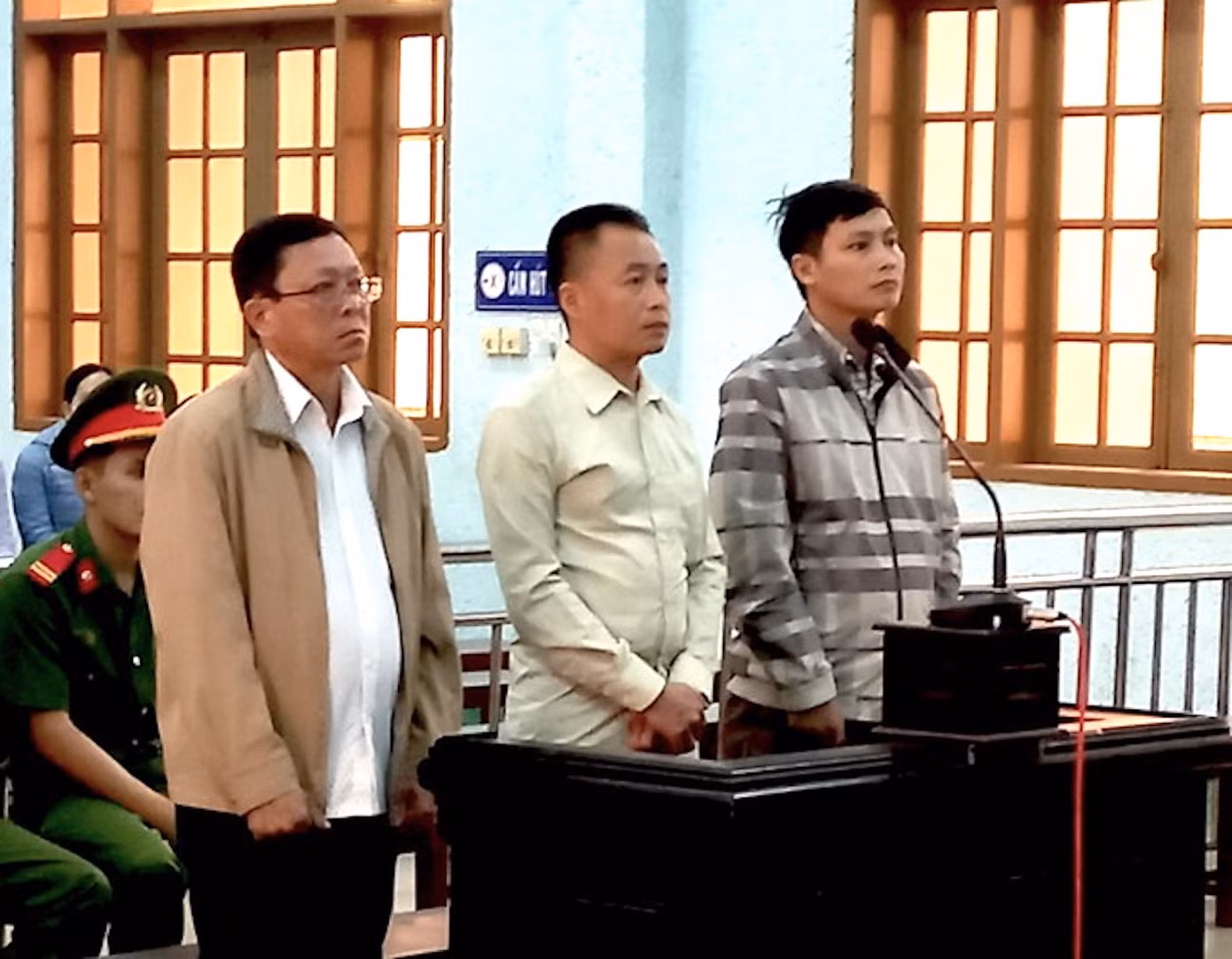 Ông Nguyễn Đình Trúc (ngoài cùng bên phải) tại phiên toà Ông Nguyễn Đình Trúc (ngoài cùng bên phải) tại phiên toà