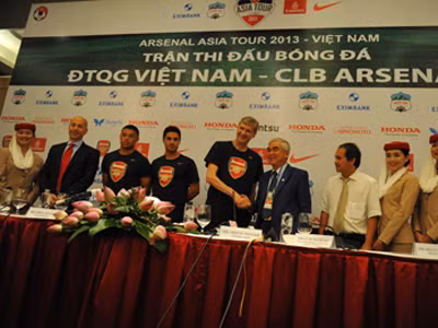 HLV Wenger và Chủ tịch Eximbank Lê Hùng Dũng, Chủ tịch HAGL Đoàn Nguyên Đức tại cuộc họp báo về chuyến du đấu của Arsenal tại Việt Nam. ảnh: VSI