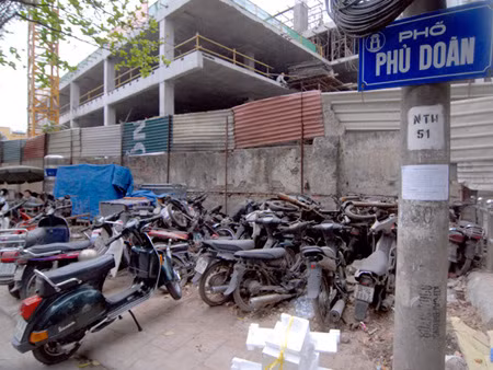 Hàng trăm xe máy phơi nắng mưa cả năm trời trên vỉa hè phố Phủ Doãn