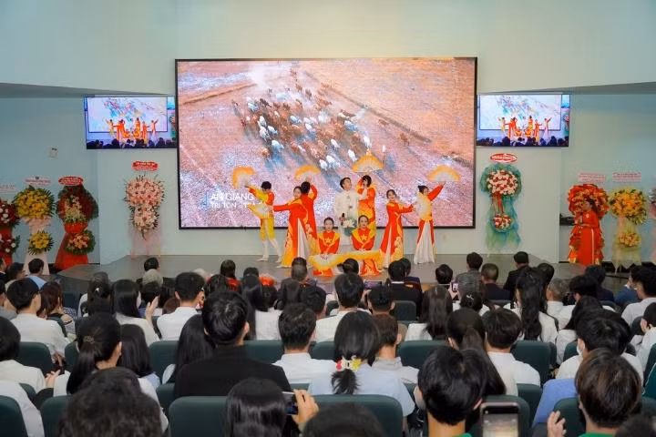 Sự kiện này chính là bước khởi đầu cho hành trình chinh phục tri thức, nơi mỗi tân sinh viên góp phần vào sự phát triển của bản thân và xã hội.