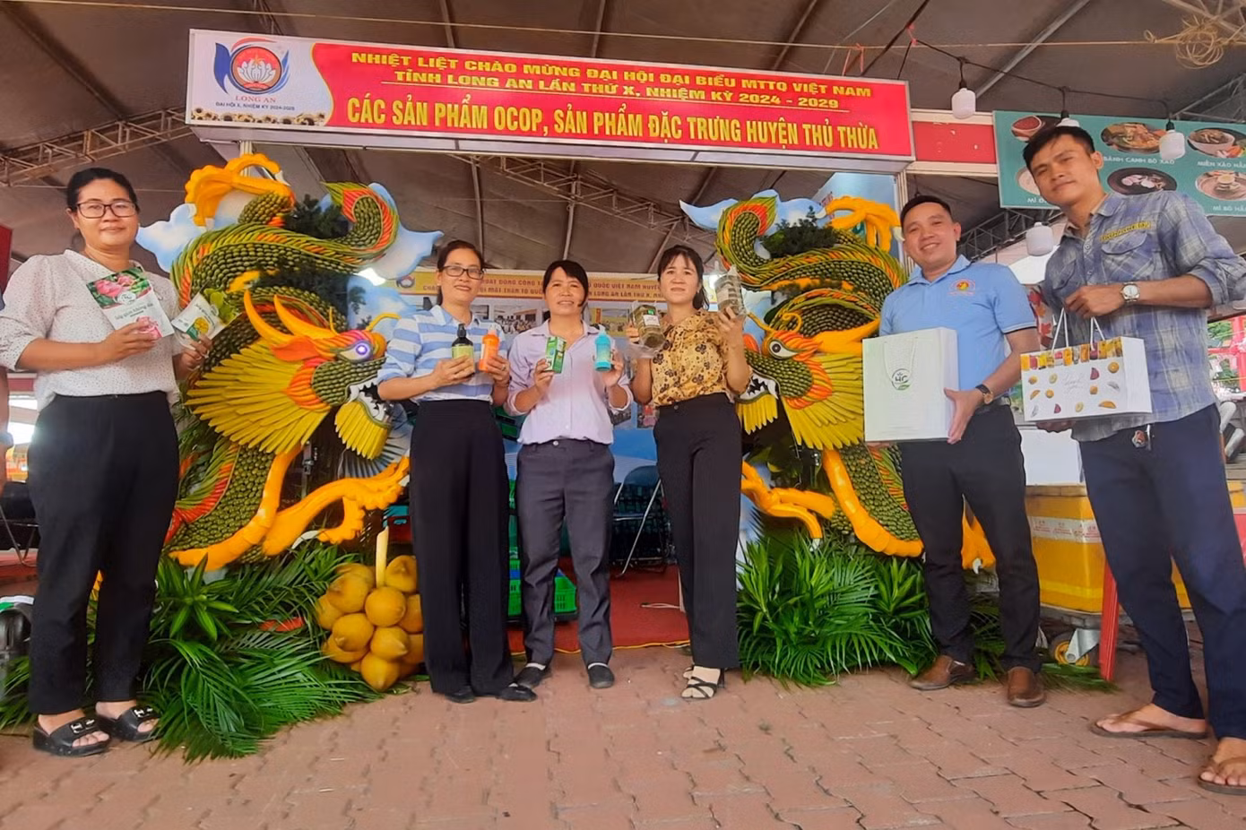 Gian hàng sản phẩm OCOP huyện thu hút khách tham quan trải nghiệm và mua sắm.