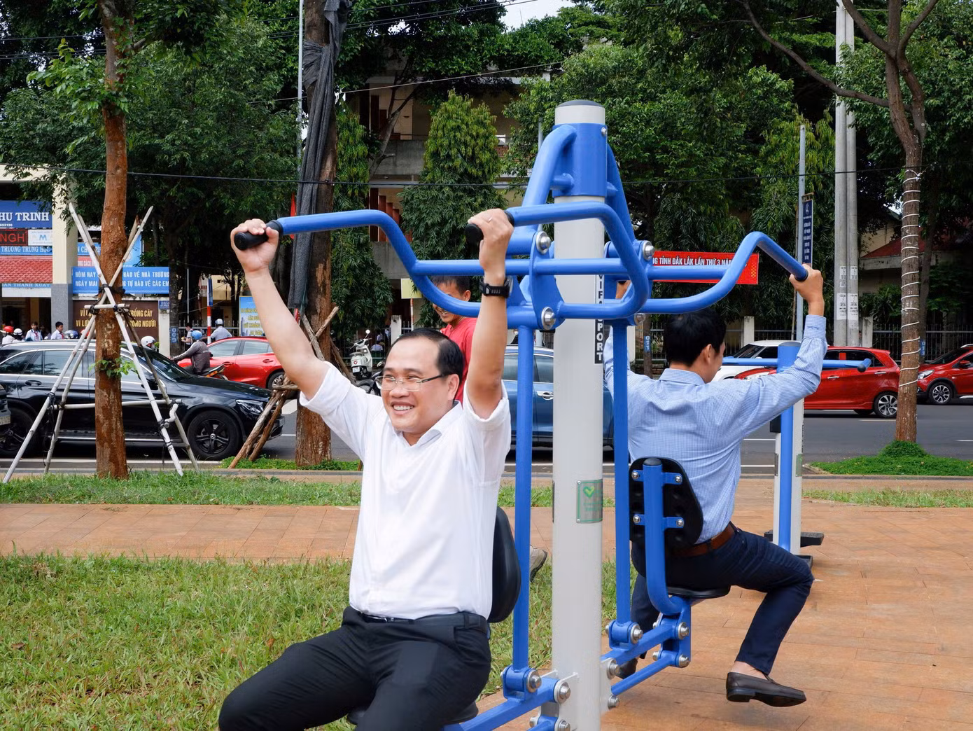 Ông Trần Đức Nhật – Phó chủ tịch UBND TP Buôn Ma Thuột, trải nghiệm các thiết bị tập thể dục tại hoa viên