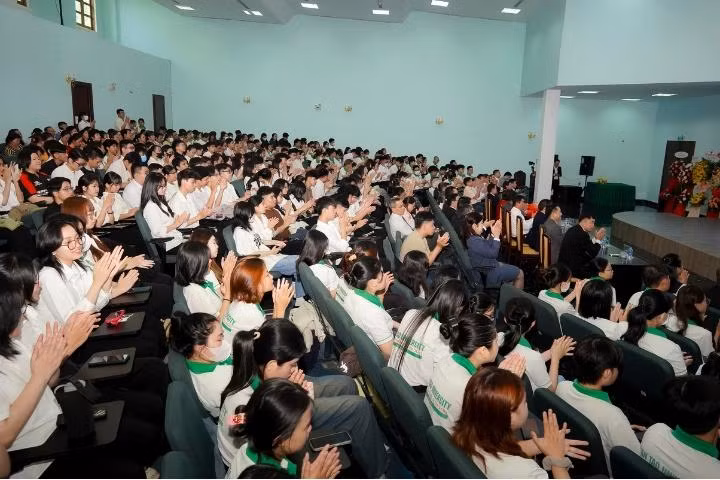 Các bạn tân sinh viên Khoá 2024 háo hức tham gia chương trình