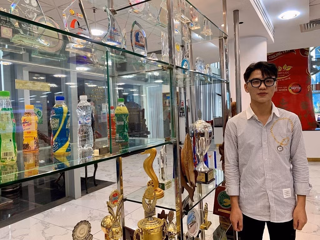 Với 250 triệu đồng nhận được từ Trà Xanh Không Độ, anh Hoàng Mạnh Quyết và gia đình đã thoát khỏi gánh nặng vay nợ để đi xuất khẩu lao động. (Ảnh NVCC). Với 250 triệu đồng nhận được từ Trà Xanh Không Độ, anh Hoàng Mạnh Quyết và gia đình đã thoát khỏi gánh nặng vay nợ để đi xuất khẩu lao động. (Ảnh NVCC).