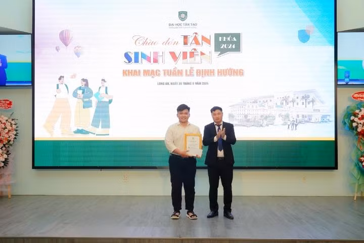 Khoảnh khắc vinh danh em Nguyễn Hoài Nhân (THPT Võ Văn Tần, Long An) - Tân sinh viên ngành Khoa học máy tính đạt thủ khoa phương thức xét tuyển học bạ với số điểm 29 điểm.
