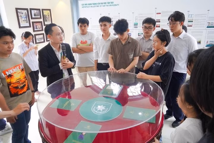 Tân sinh viên được tham quan Nhà lưu niệm Memorial House của Tập đoàn Tân Tạo để nhìn lại hành trình và chặng đường phát triển của Đại học Tân Tạo