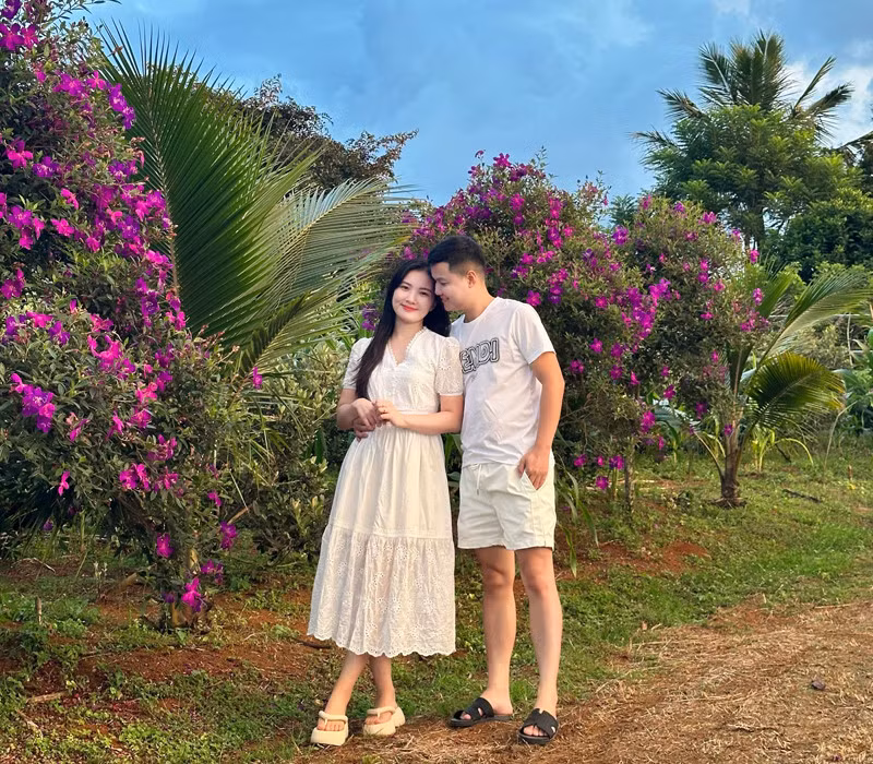 Cặp đôi kết hôn sau 3 tháng quen nhau. Cặp đôi kết hôn sau 3 tháng quen nhau.